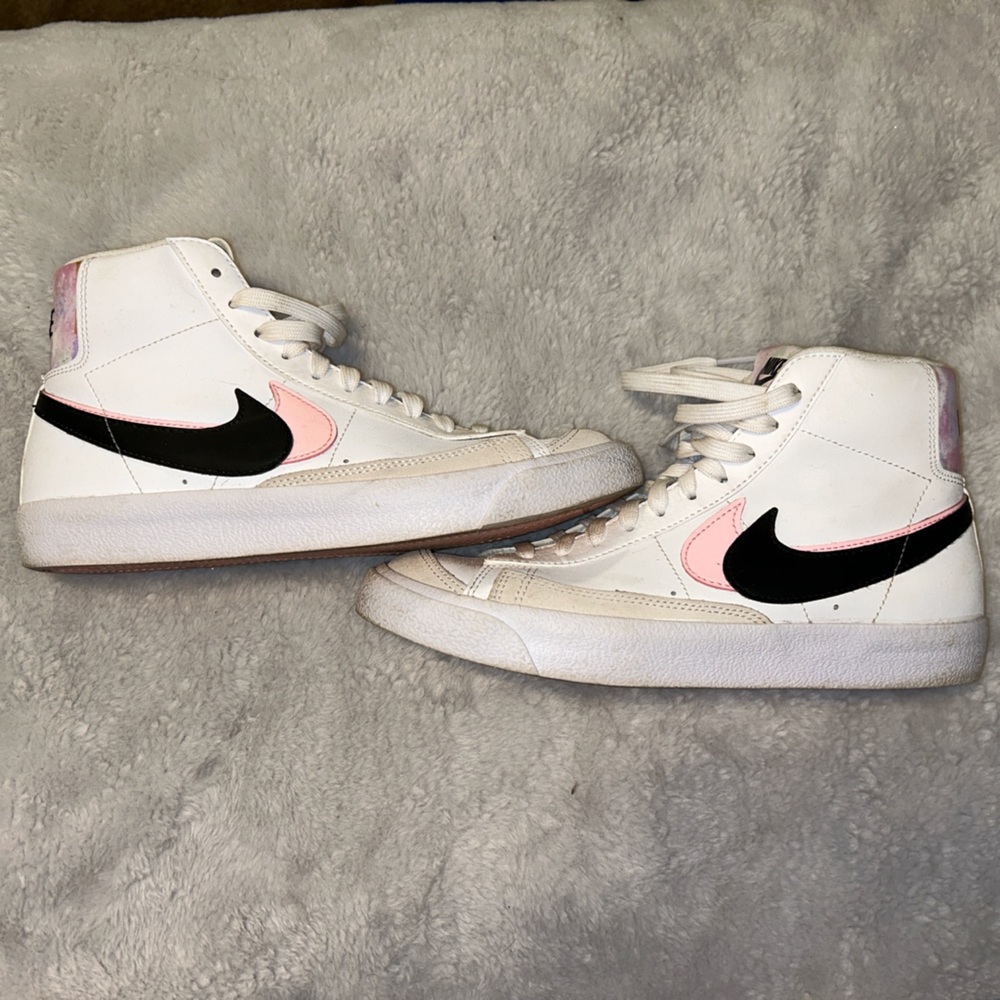 Women’s Nike blazers white with pink and black accents and tan suede on the tops